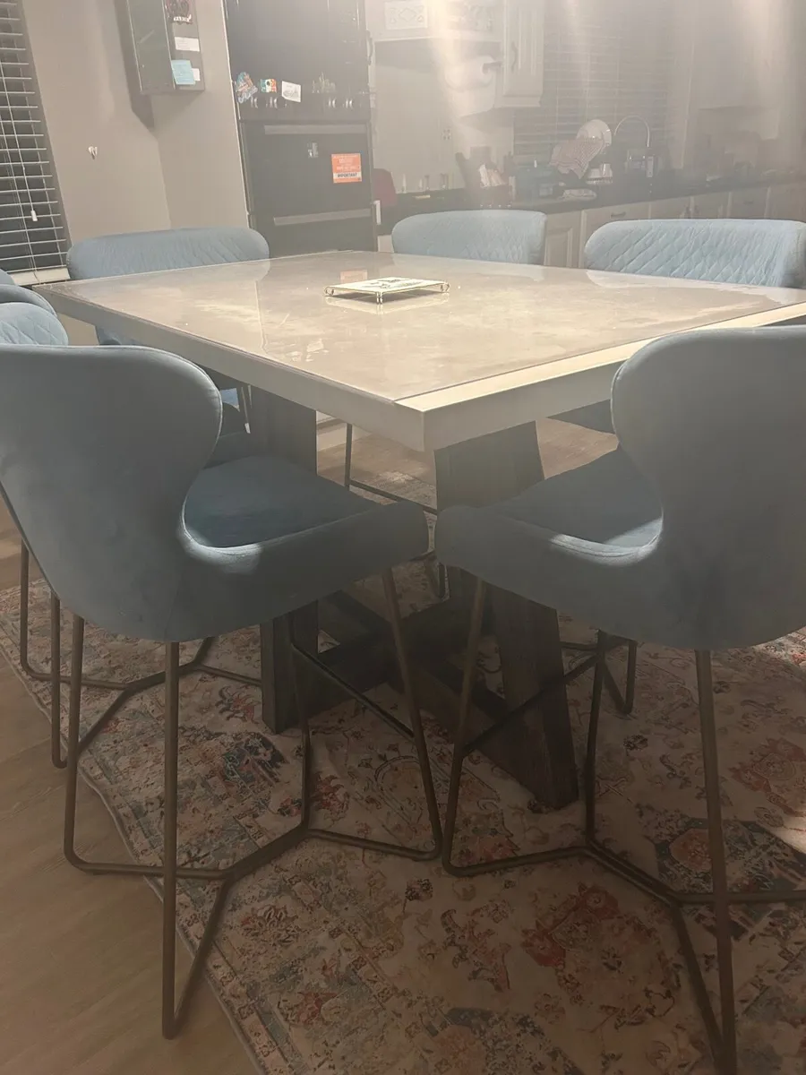 Table and chairs - Image 1