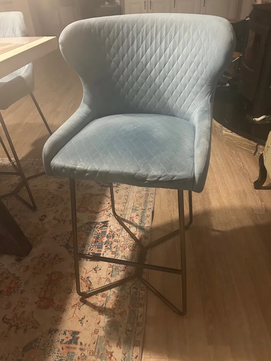 Table and chairs - Image 2