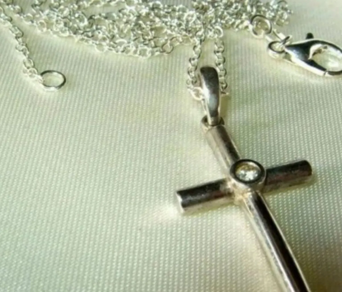 Vintage Hallmarked 9ct Gold Diamond Cross & Chain - Image 3