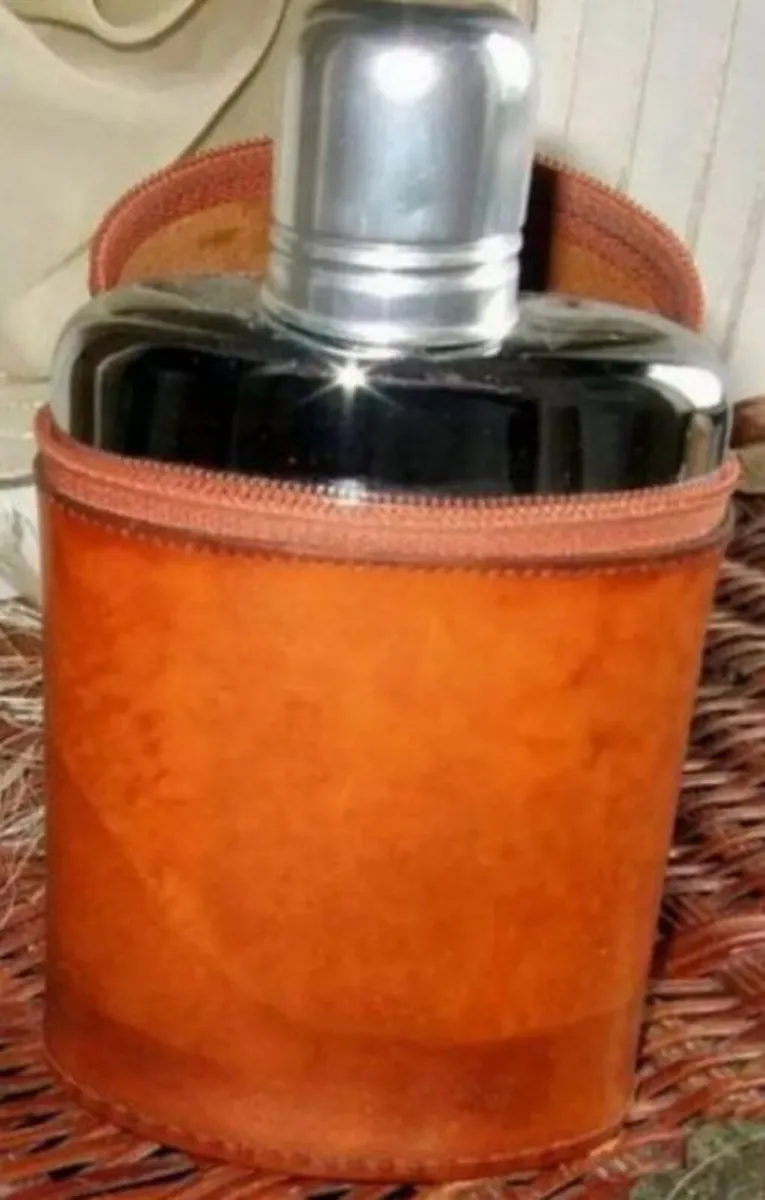 Vintage Harrods Hip flask & Leather Case - Image 2