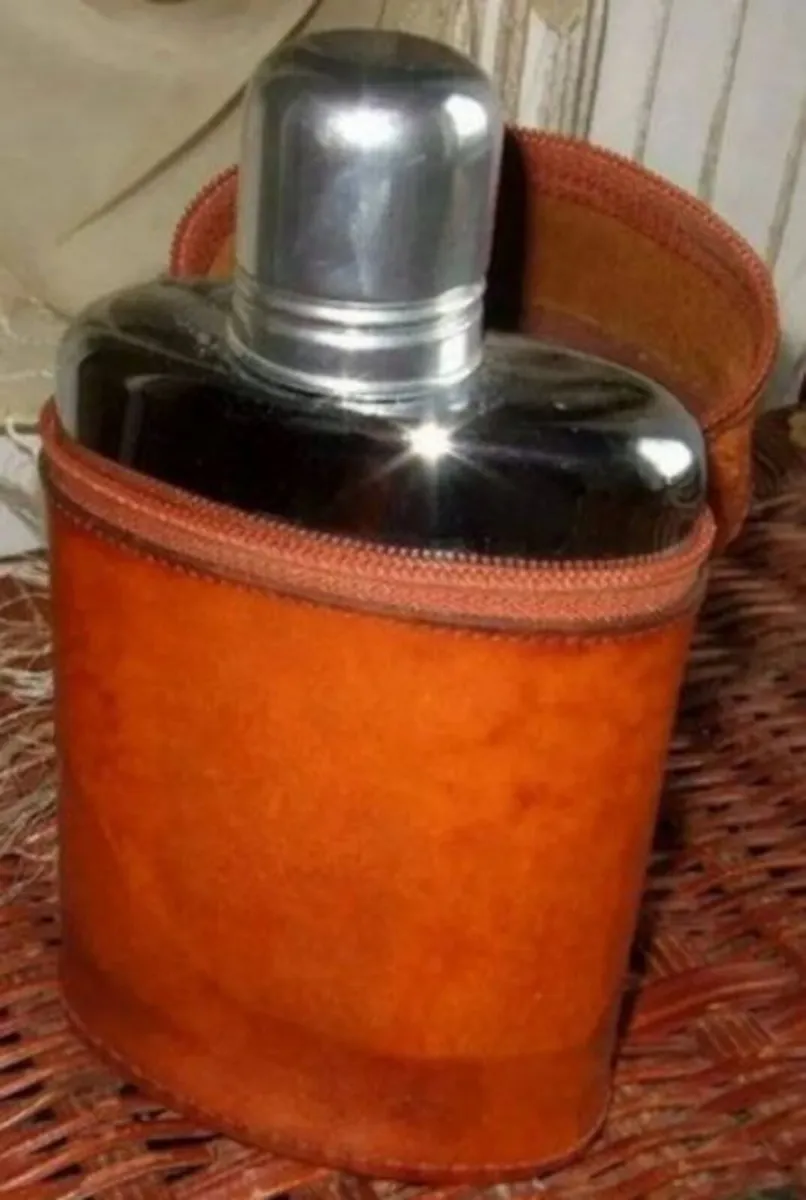 Vintage Harrods Hip flask & Leather Case - Image 4