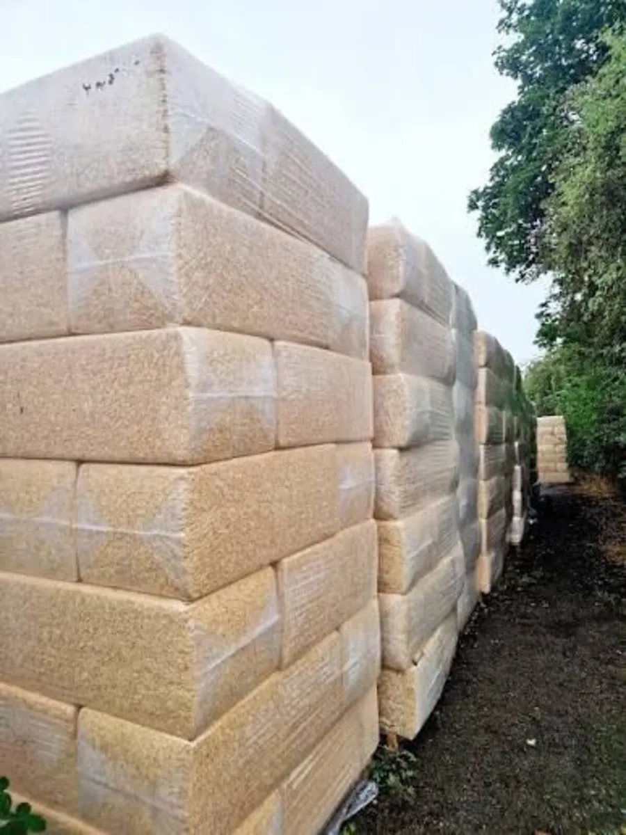 Bales of shavings - Image 3
