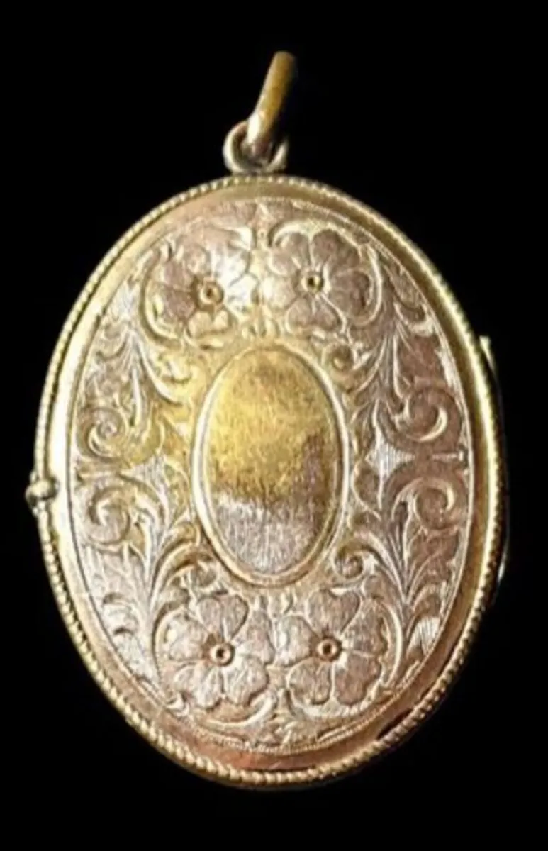 Large Antique Victorian 15ct Gold Engraved Locket - Image 1