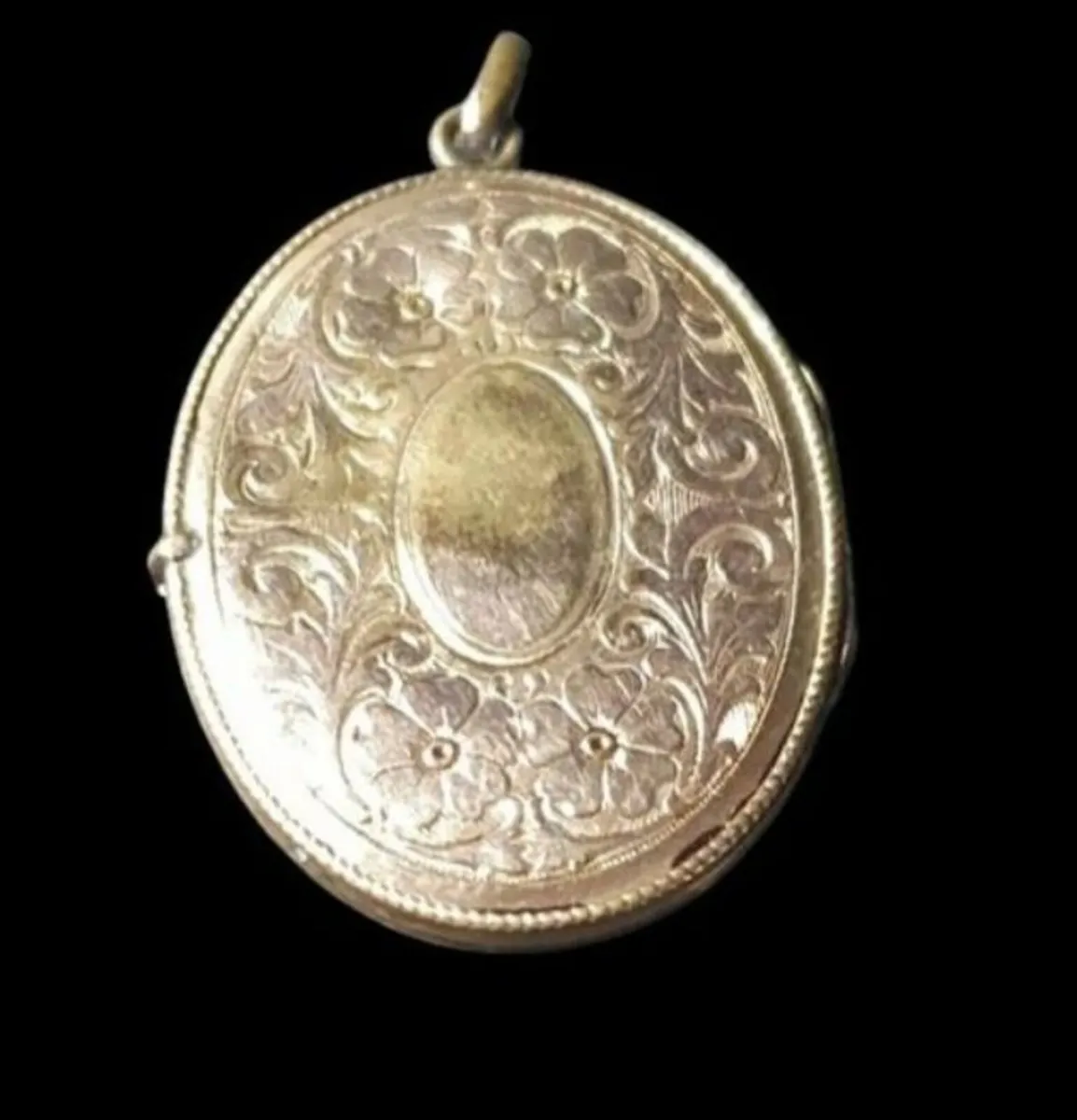 Large Antique Victorian 15ct Gold Engraved Locket - Image 2