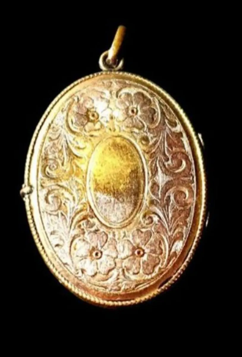 Large Antique Victorian 15ct Gold Engraved Locket - Image 3