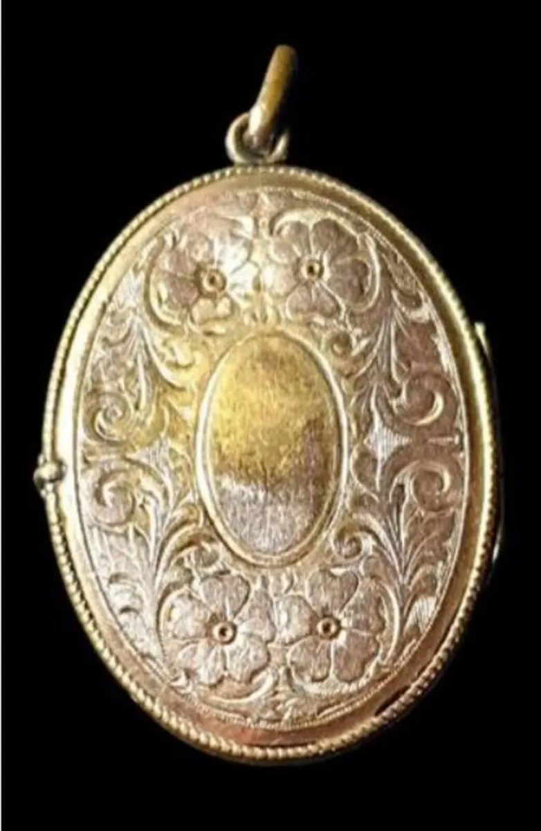 Large Antique Victorian 15ct Gold Engraved Locket - Image 4