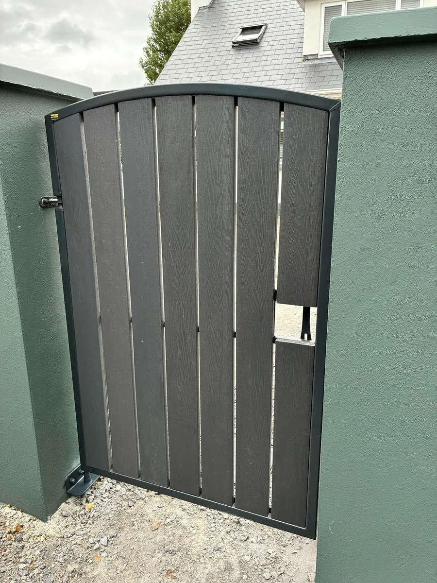 Side entrance gates - Image 4