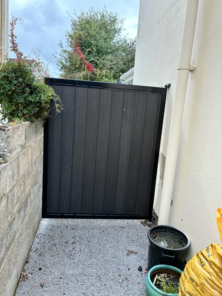 Side entrance gates - Image 2