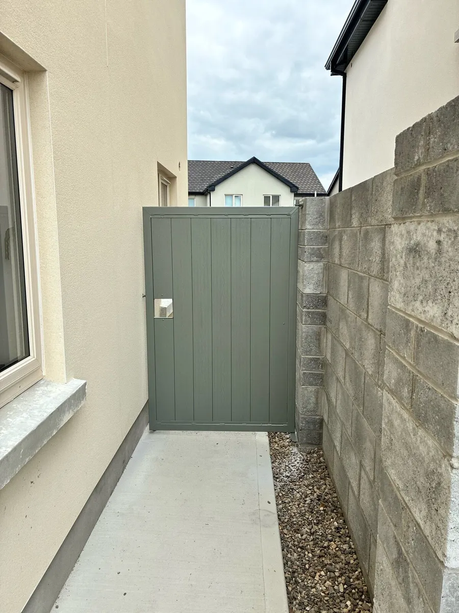 Side entrance gates - Image 3