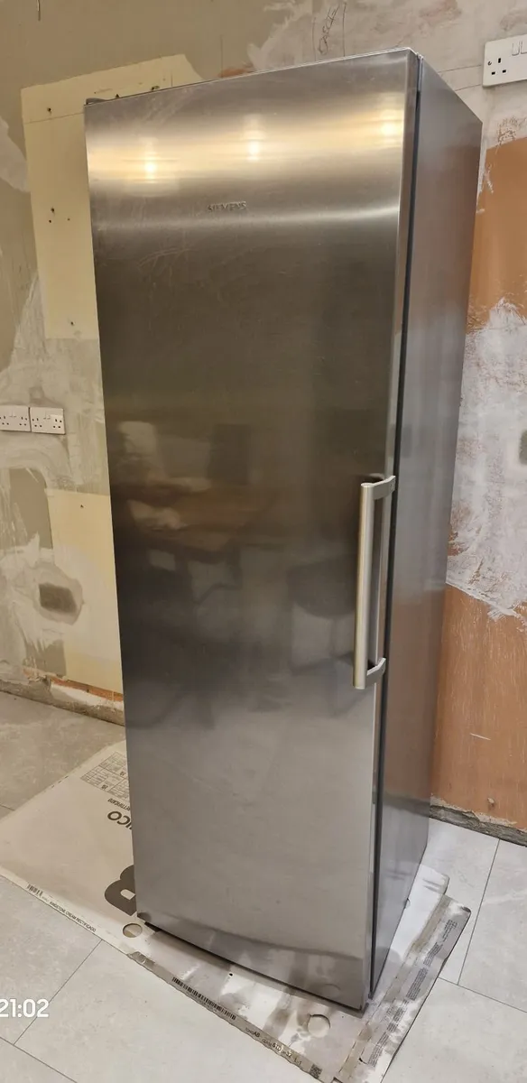 Siemens Freestanding Larder Fridge - Image 1