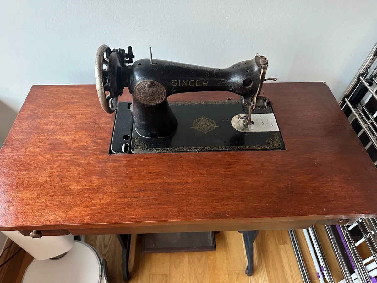 Singer sewing machine - Image 2