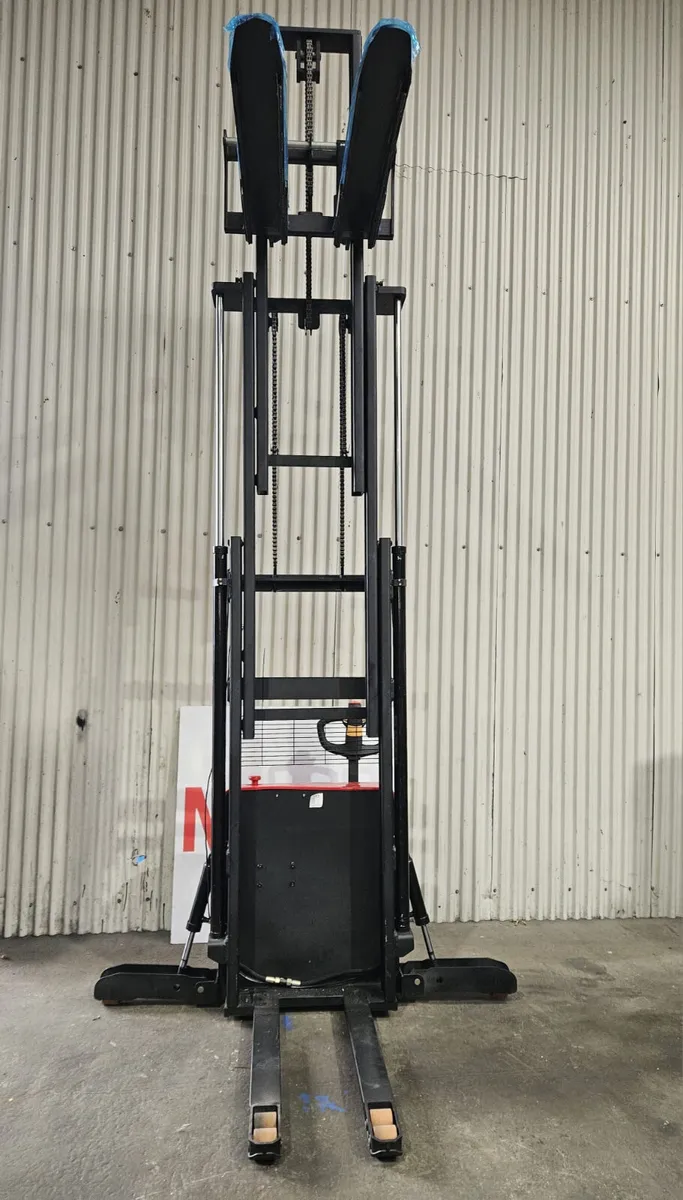 New Electric pallet stackers 4.5 M reach - Image 3