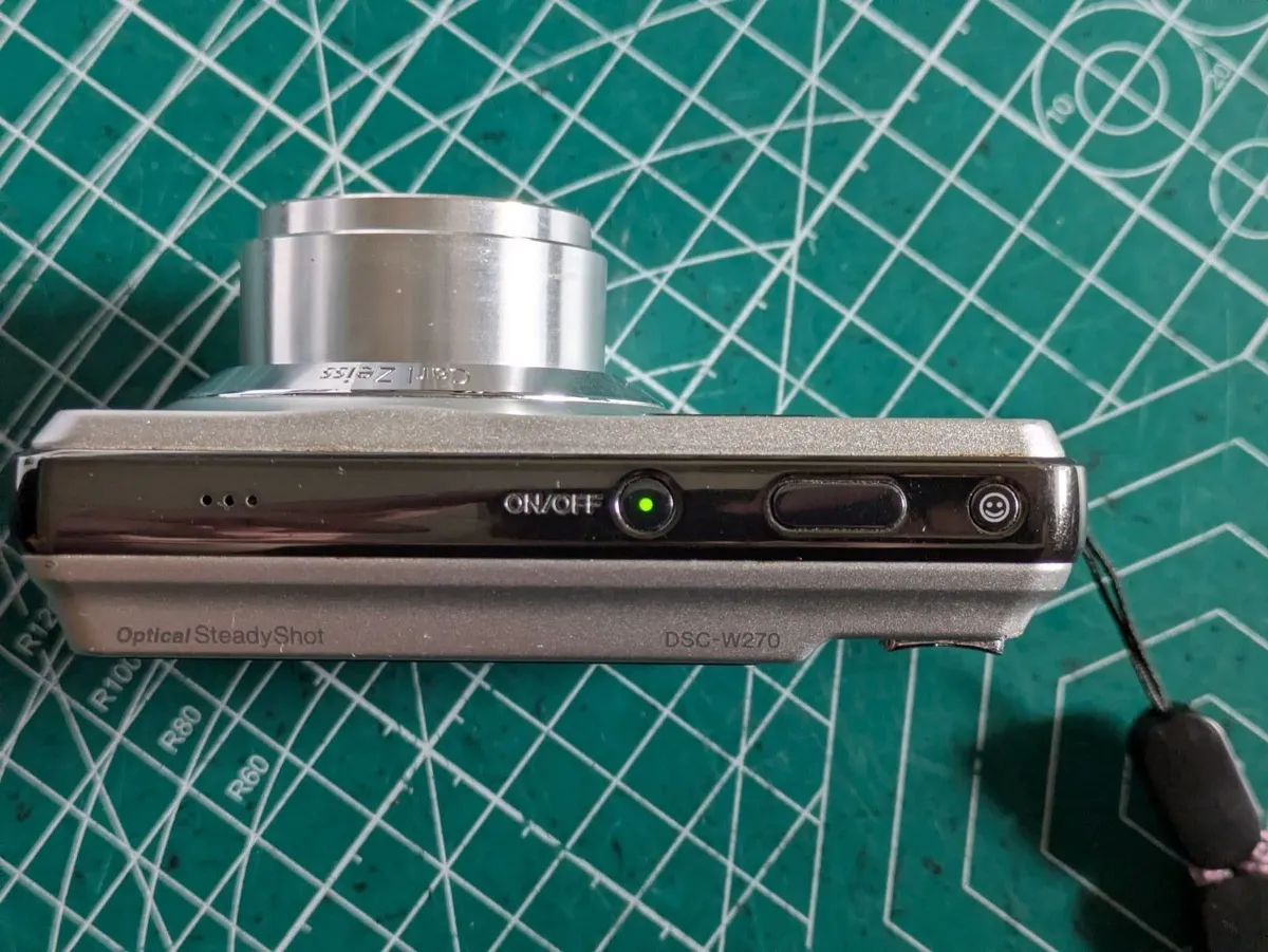 Sony Cyber-shot 12MP CCD🌈 compact 📸 Carl Zeis💥 - Image 3