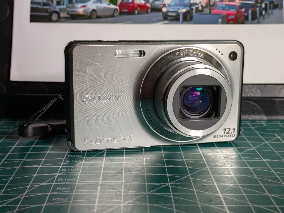 Sony Cyber-shot 12MP CCD🌈 compact 📸 Carl Zeis💥 - Image 1