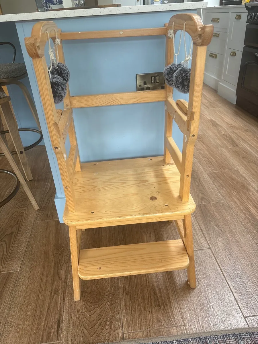 Wooden step up for child - Image 2