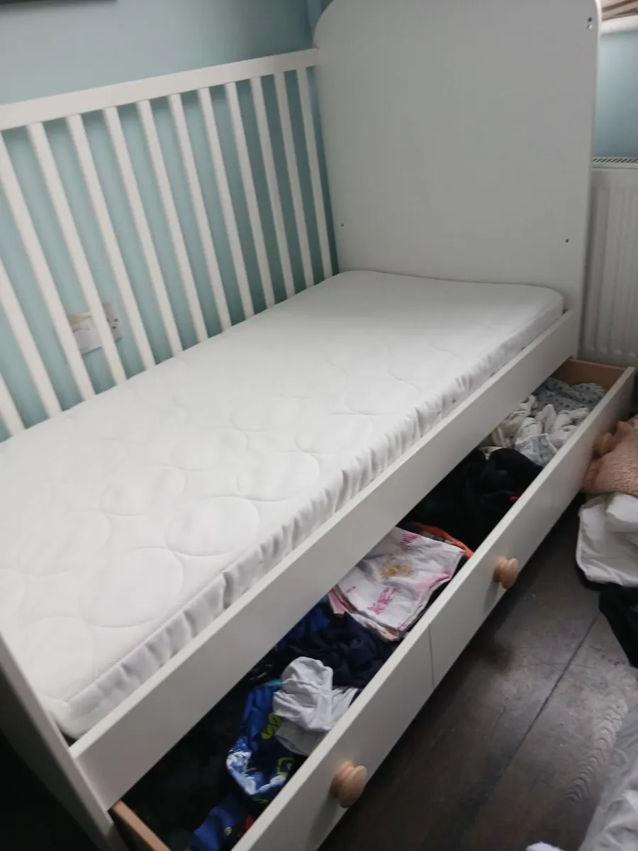 Childs cot - Image 2