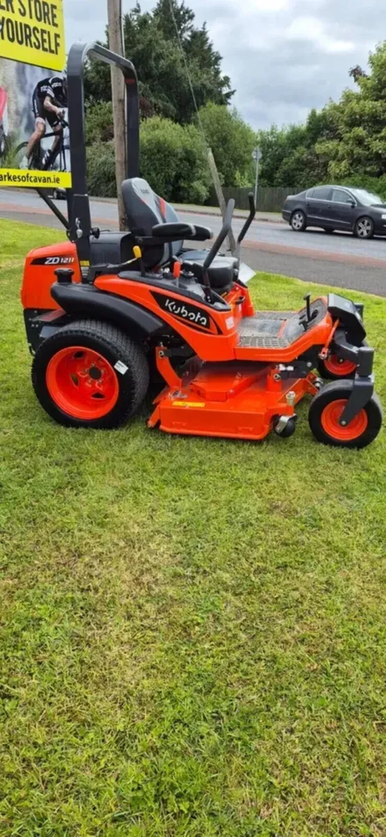 New Kubota ZD1211 Zero Turn lawnmower - Image 3