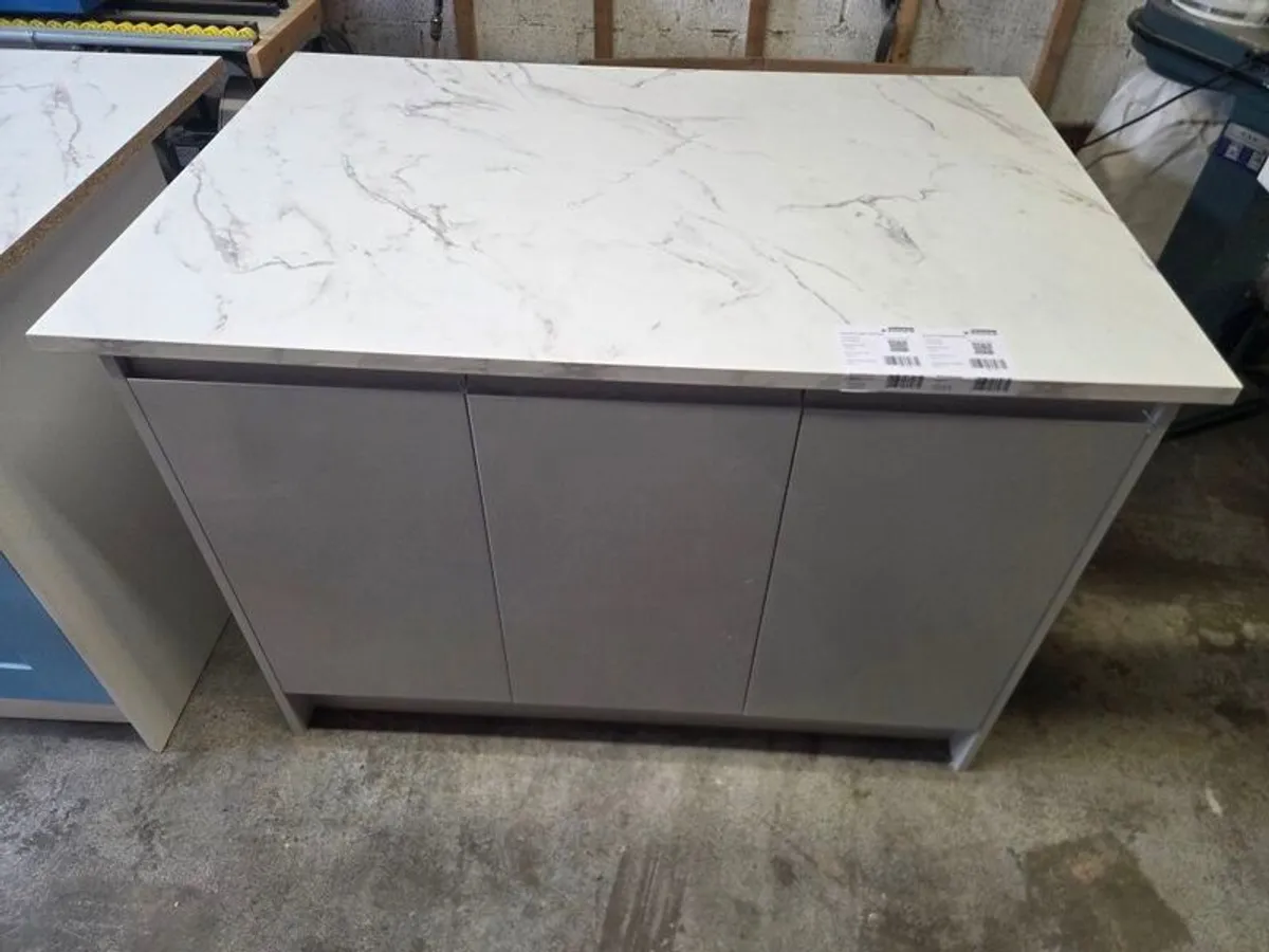 Kitchen Island - Image 1