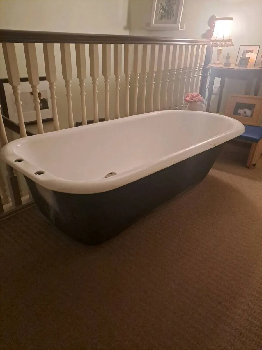 Cast iron roll top bath - Image 1