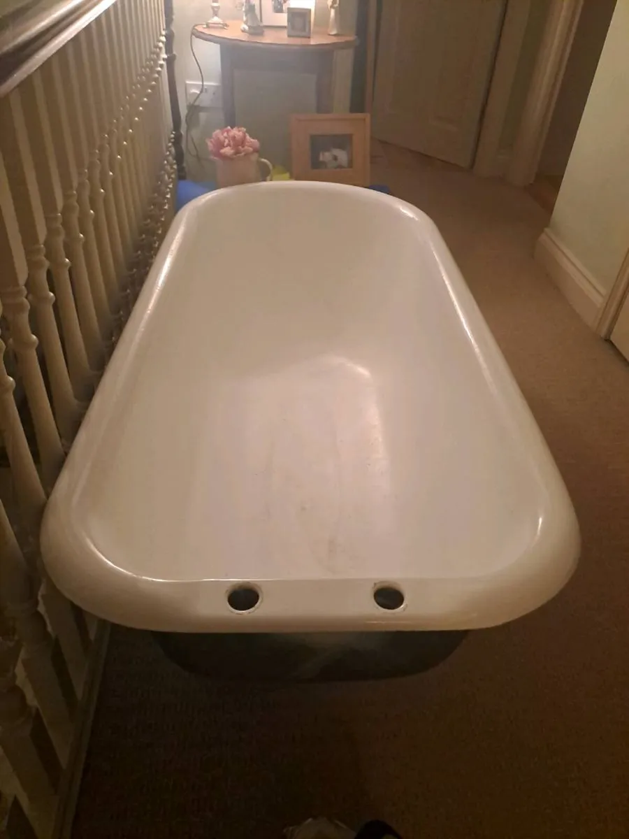 Cast iron roll top bath - Image 2