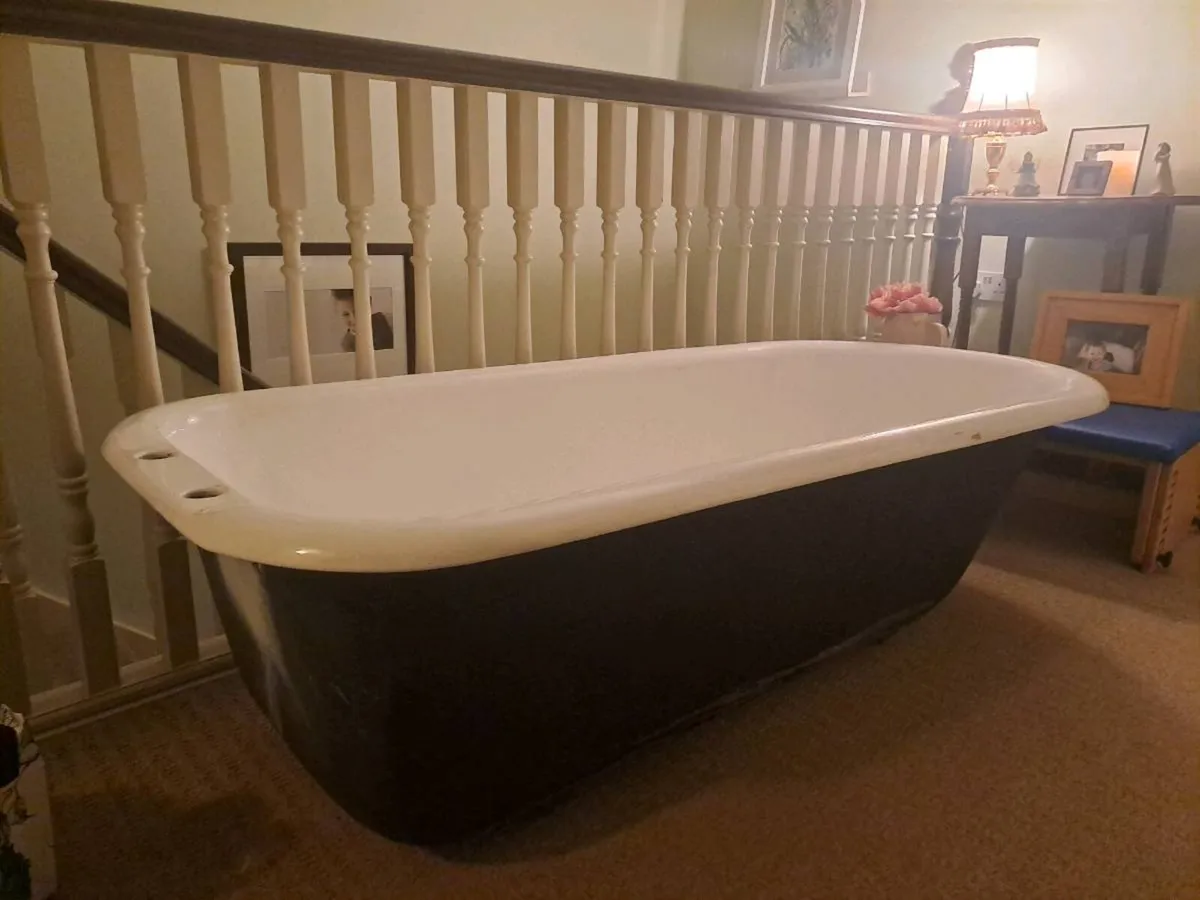 Cast iron roll top bath - Image 3