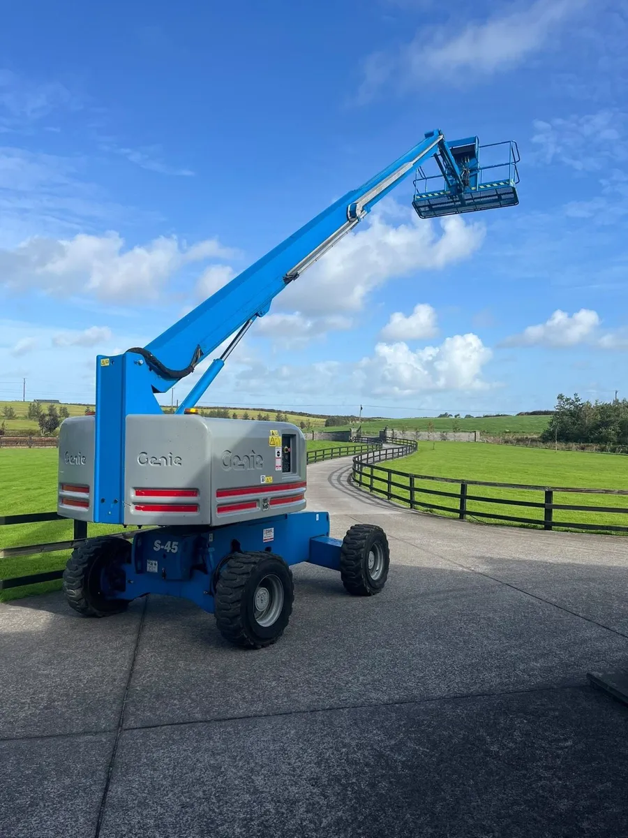 Genie boom lift - Image 1