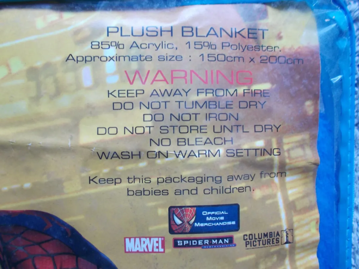 Spiderman Blanket DVD & Torch - Image 2