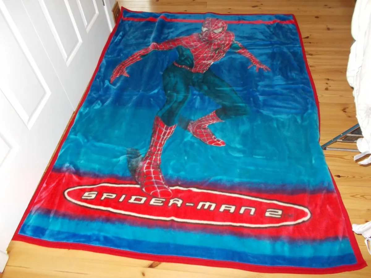 Spiderman Blanket DVD & Torch - Image 3