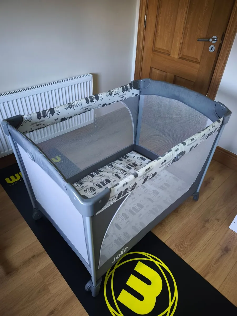 Travel cot - Image 1