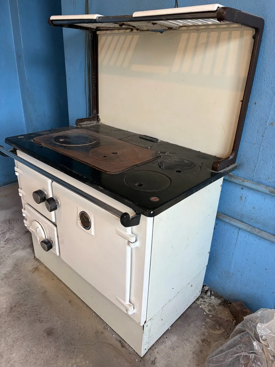 Stanley No. 8 solid fuel range cooker - Image 1