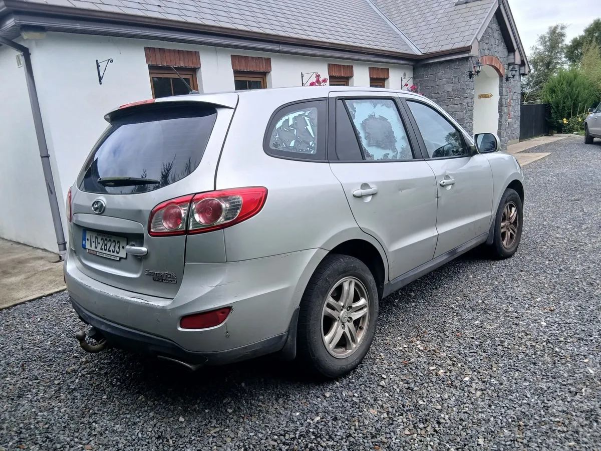 Hyundai Santa Fe 2011 - Image 2