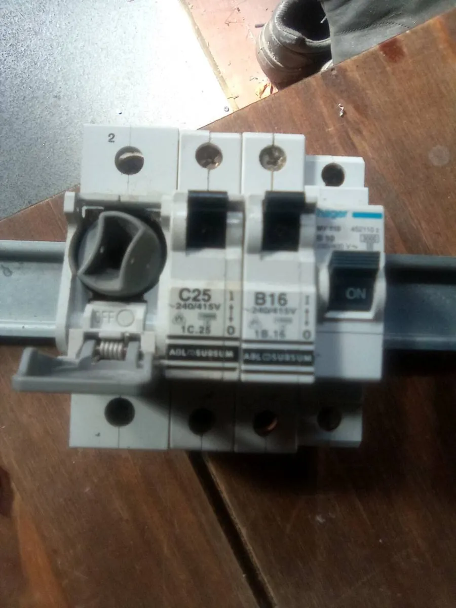 63. AMP. SWITCH. FUSE.  AND.  3. CIRCUIT.  BREAKER - Image 1