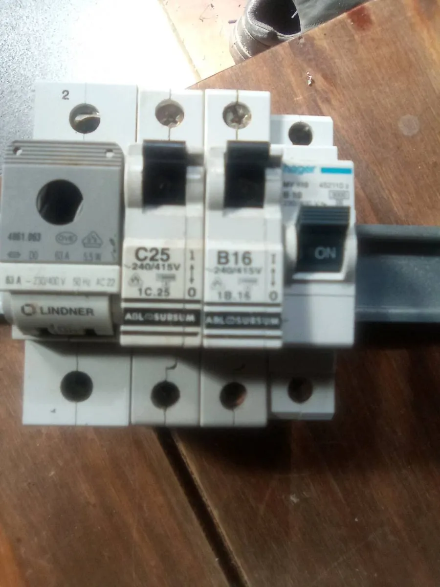 63. AMP. SWITCH. FUSE.  AND.  3. CIRCUIT.  BREAKER - Image 2