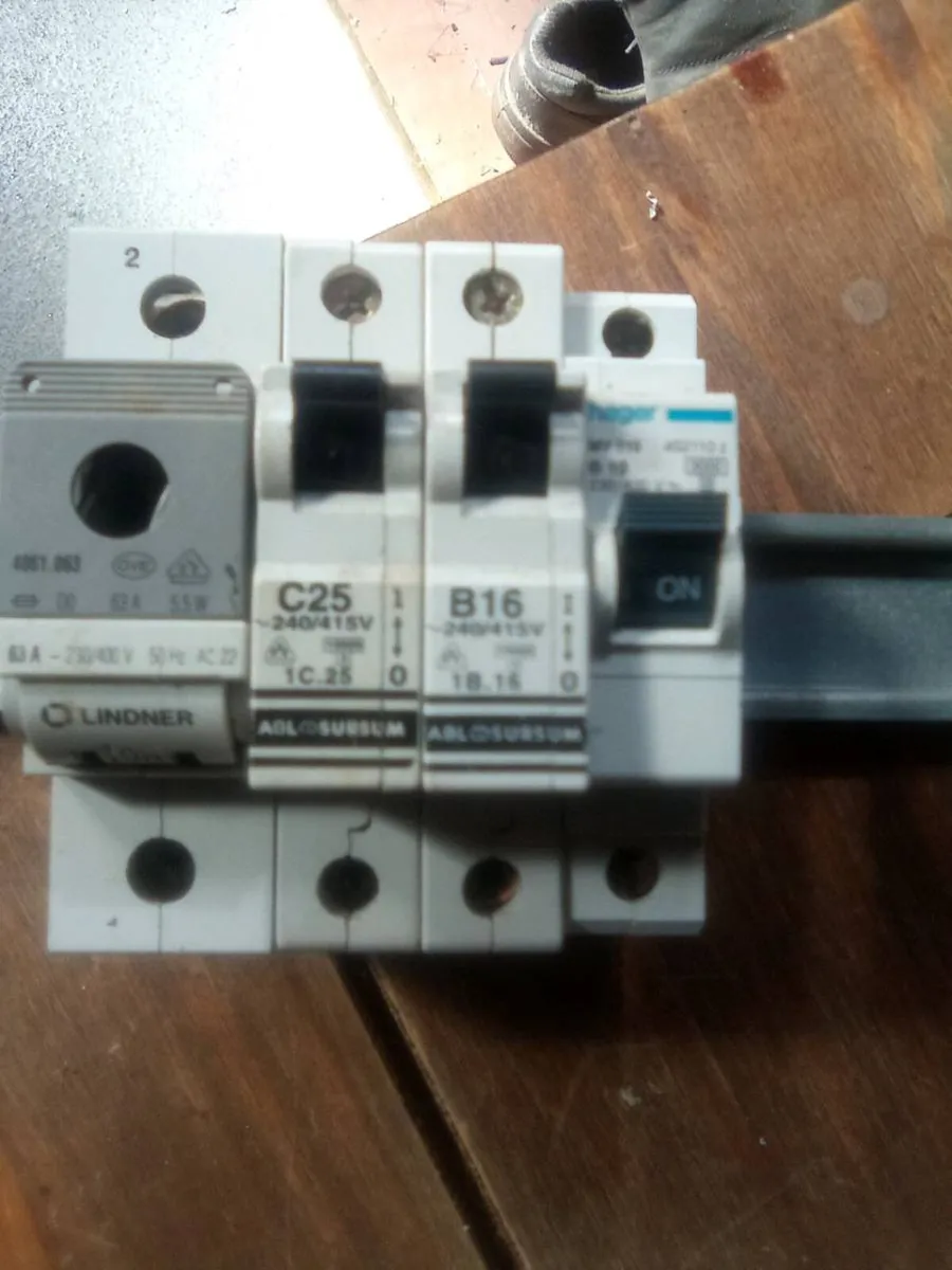 63. AMP. SWITCH. FUSE.  AND.  3. CIRCUIT.  BREAKER - Image 3