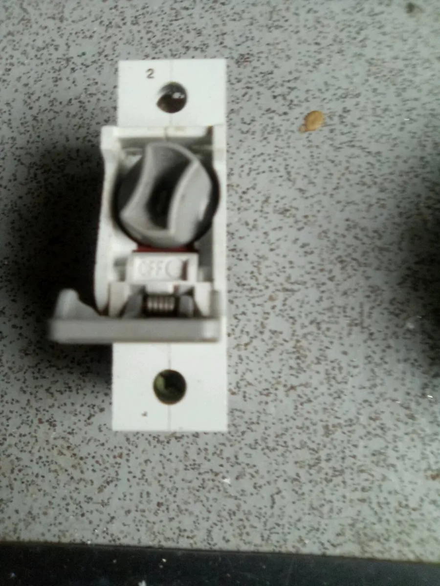 63. AMP. SWITCH. FUSE.  AND.  3. CIRCUIT.  BREAKER - Image 4