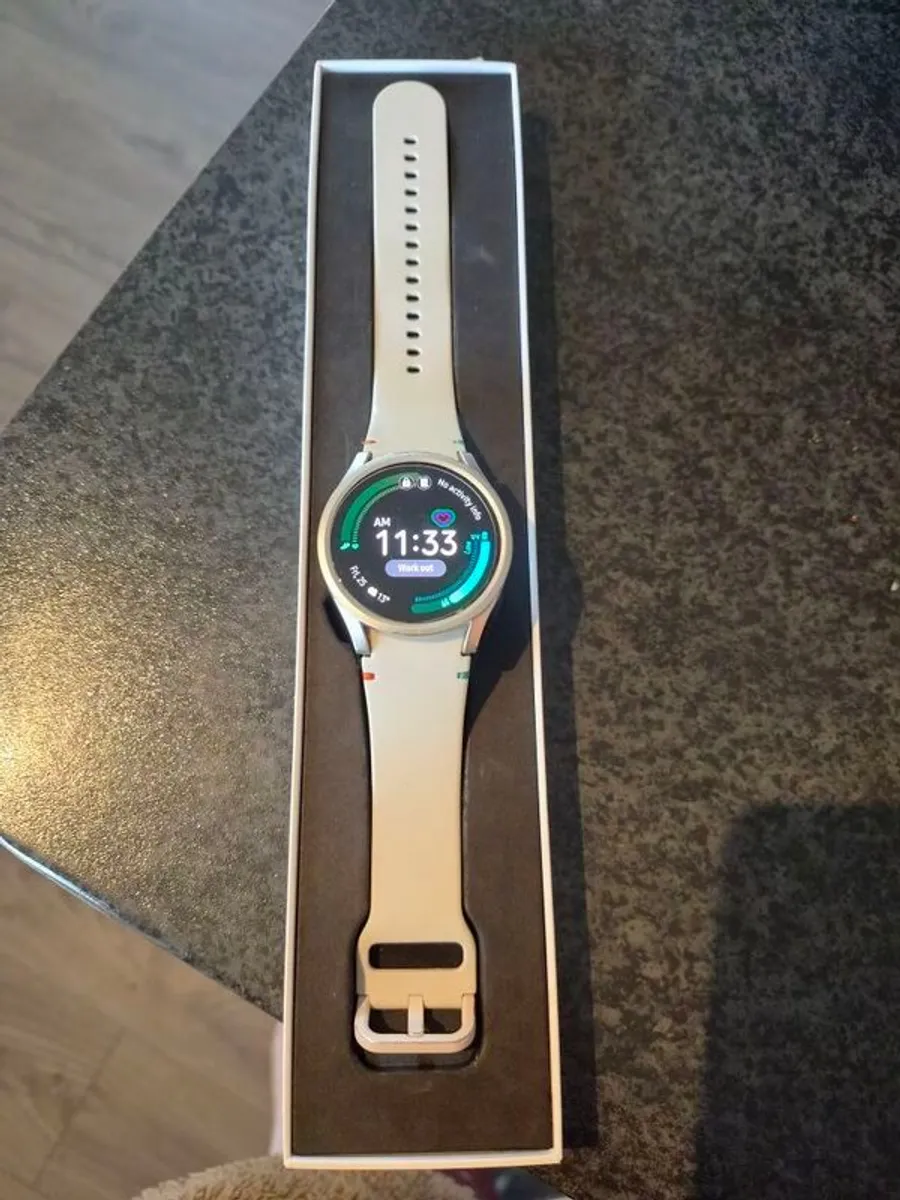 Samsung galaxy s25fe 128GB unlocked plus Samsung galaxy watch 7 - Image 3