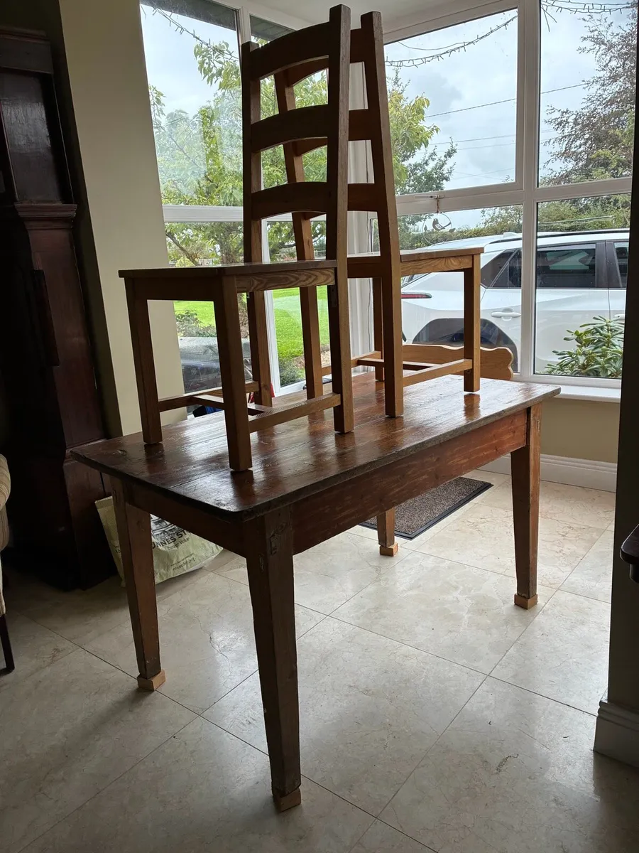 Antique pine table and two chairs - Image 4