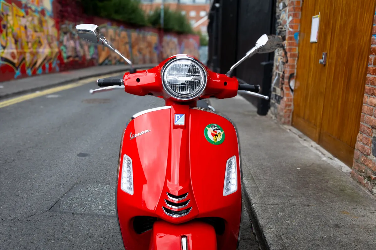 Vespa GTS300 Super 2025 - Image 4