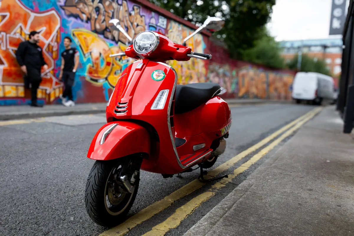 Vespa GTS300 Super 2025 - Image 2