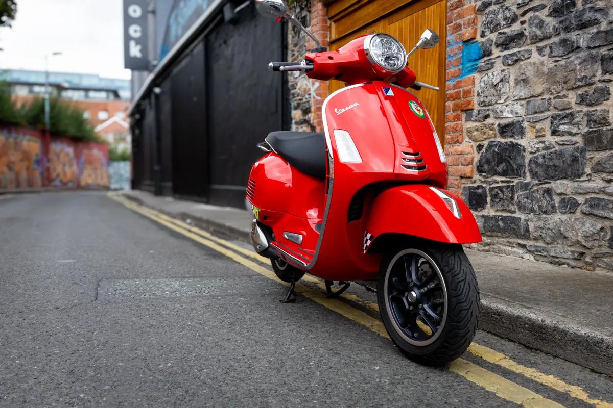 Vespa GTS300 Super 2025 - Image 3