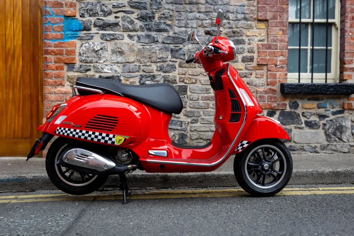 Vespa GTS300 Super 2025 - Image 1