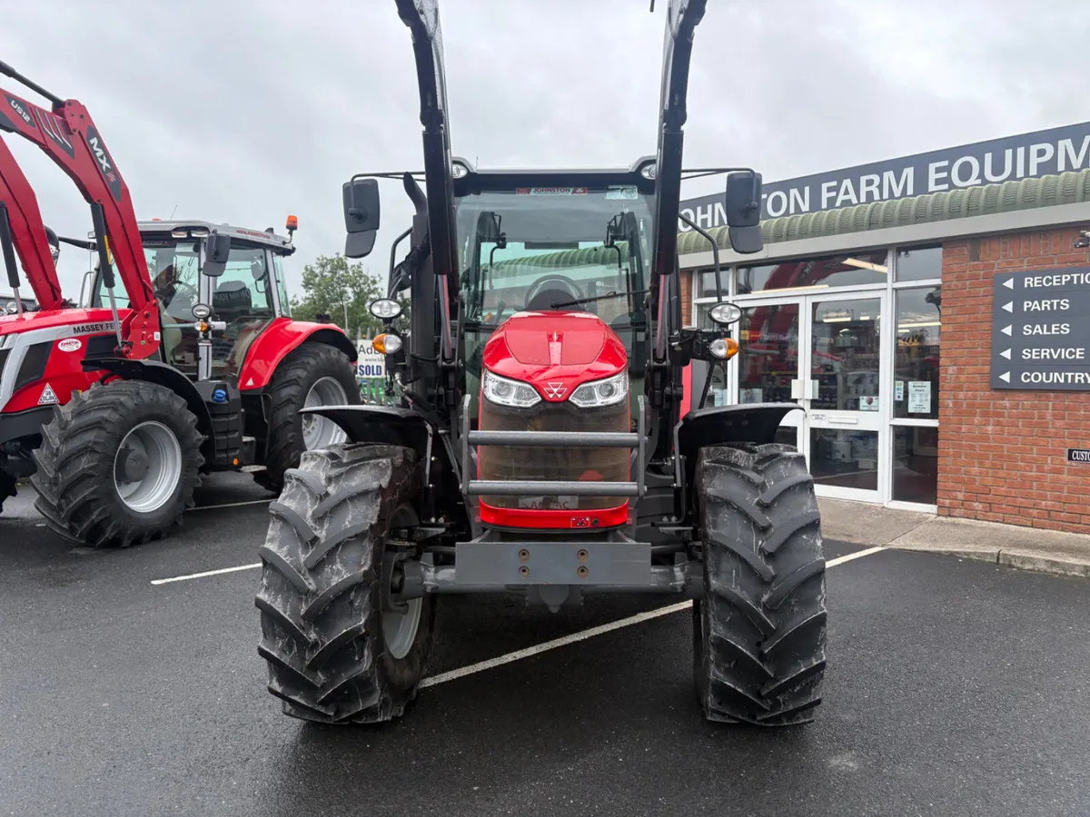 Massey Ferguson 5711m - 750 hours - Image 4