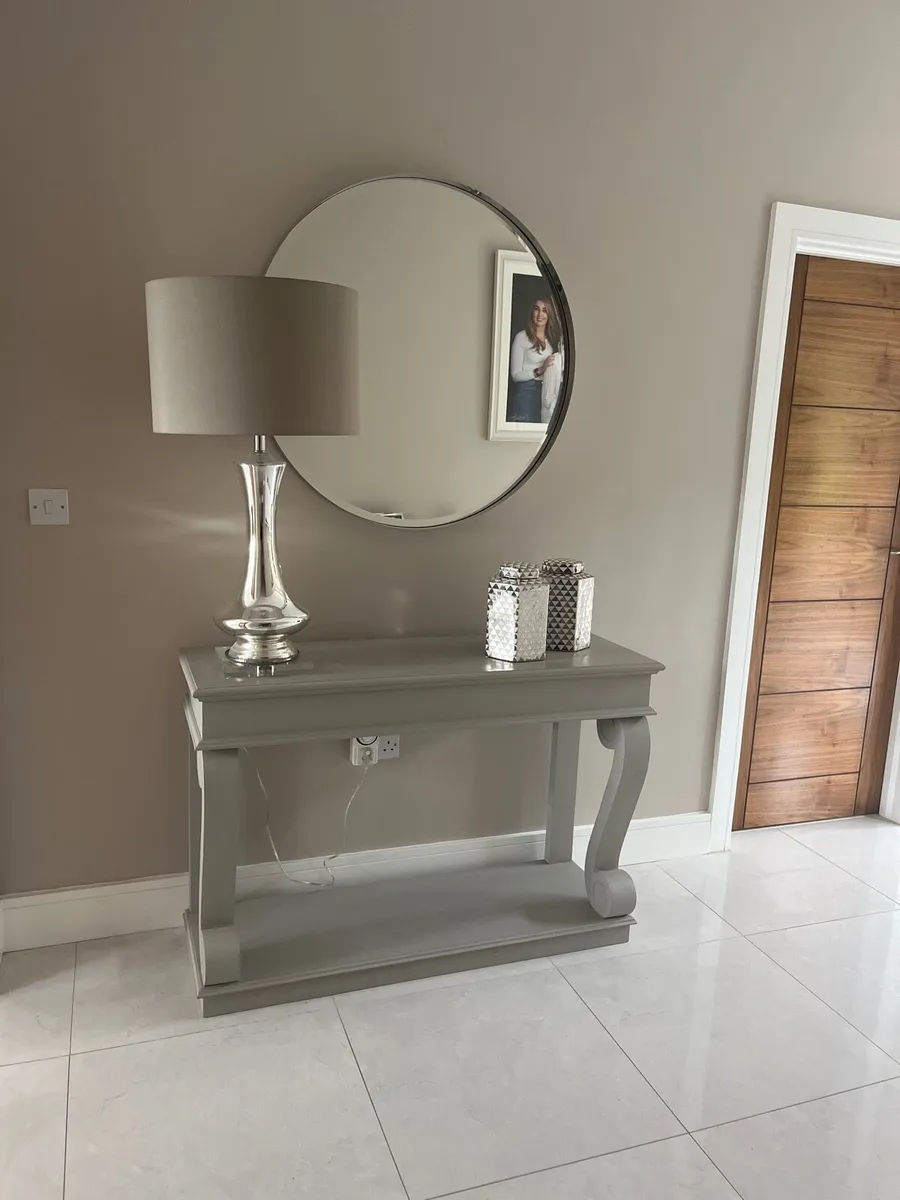 Shanleys Hall Table, Lamp, Mirror & Accessories - Image 1