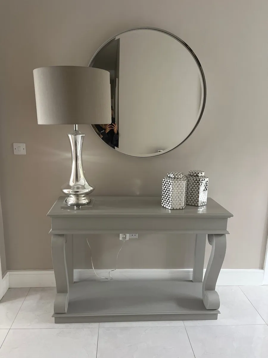 Shanleys Hall Table, Lamp, Mirror & Accessories - Image 2