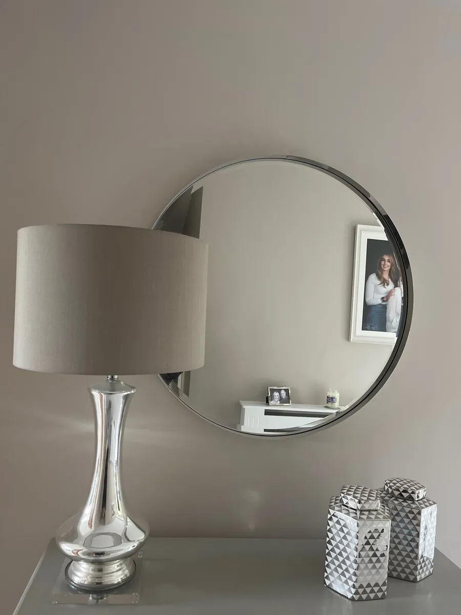 Shanleys Hall Table, Lamp, Mirror & Accessories - Image 3
