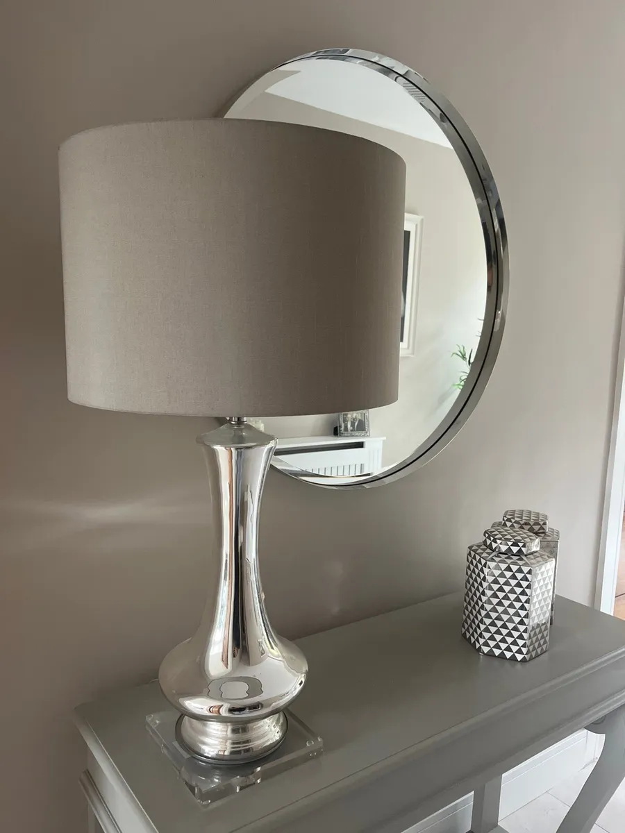 Shanleys Hall Table, Lamp, Mirror & Accessories - Image 4