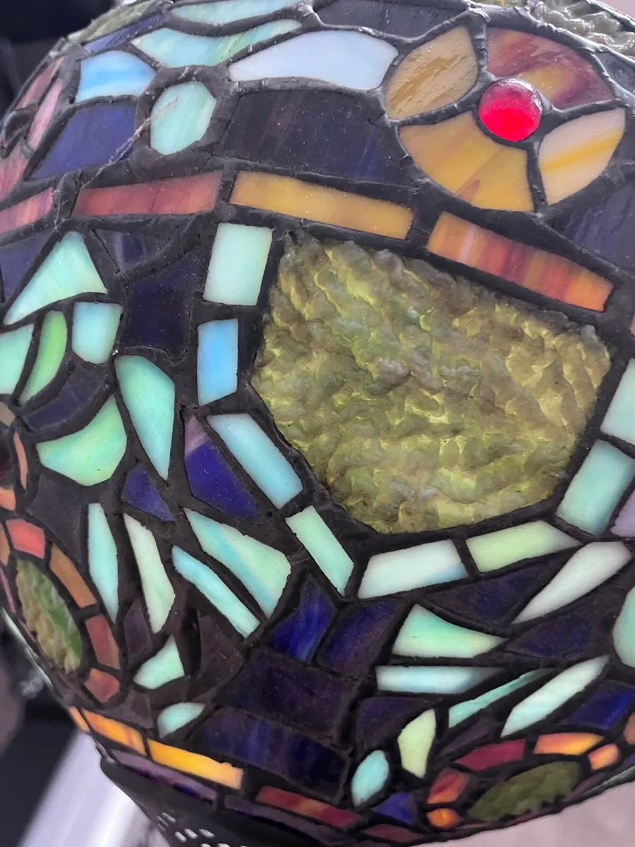 Tiffany glass lamp shade - Image 1