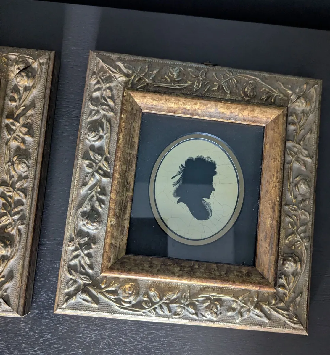 2 Antique Silhouette Portraits - Ornate Gilt frame - Image 3
