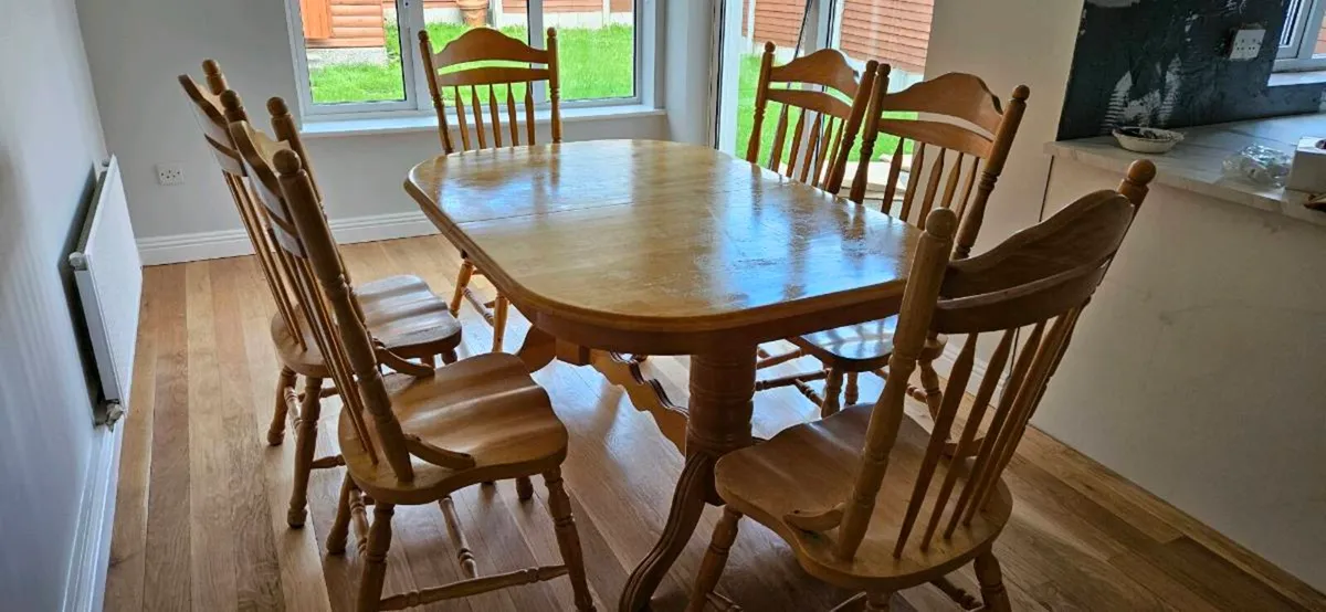Table and 6 chairs - Image 1