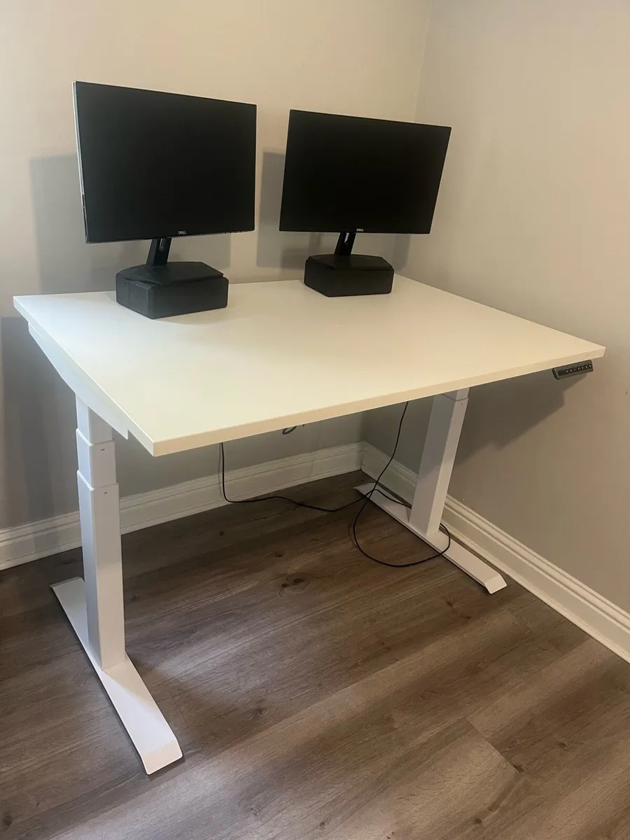 Adjustable desk - Image 1